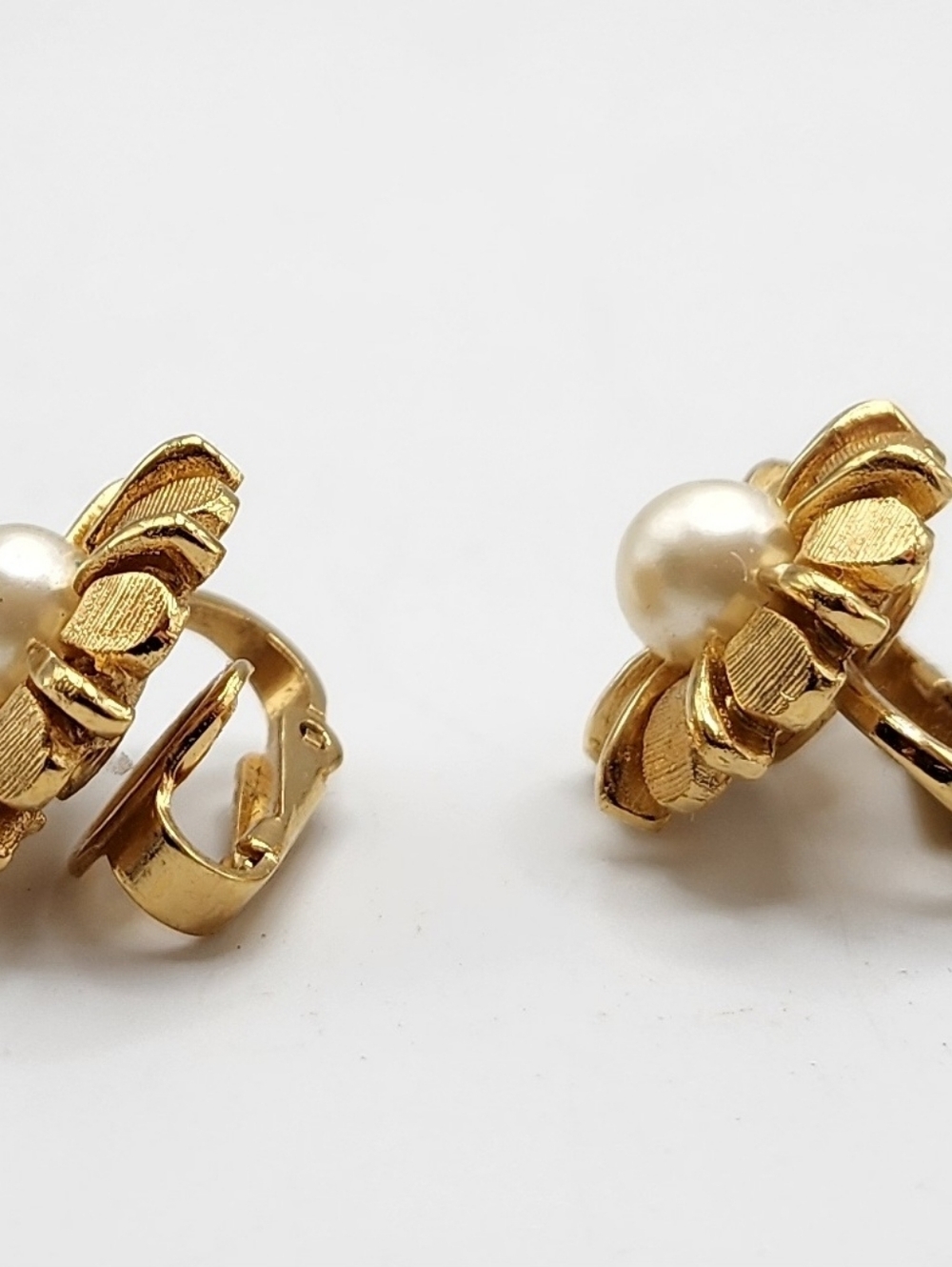 Crown TRIFARI goldtone flower & faux pearl center clip-on earrings - Picture 2 of 7